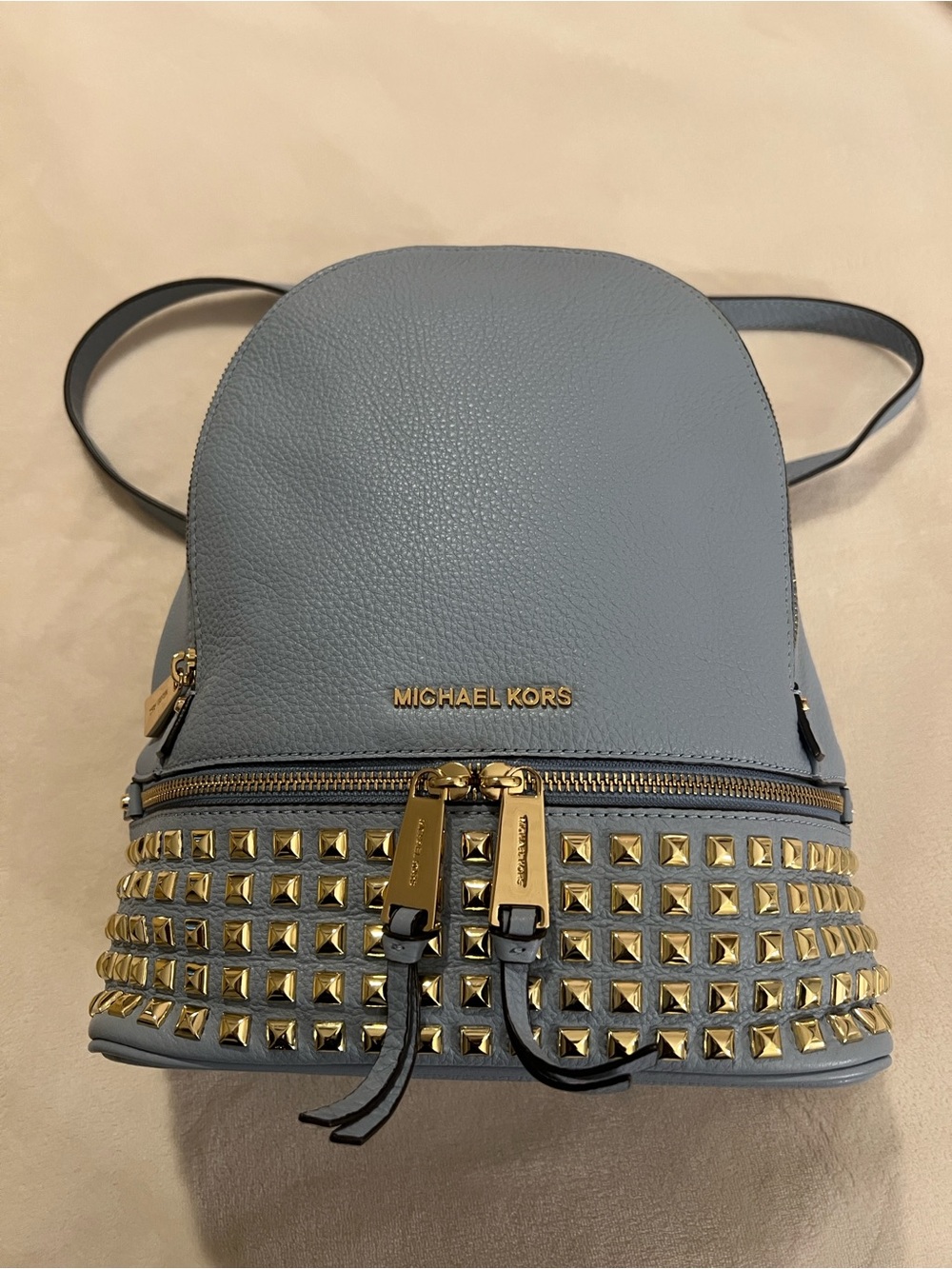 🩷 MICHAEL Michael Kors' Pale Blue Leather Backpack Gold Studs
RHEA Zip🩷